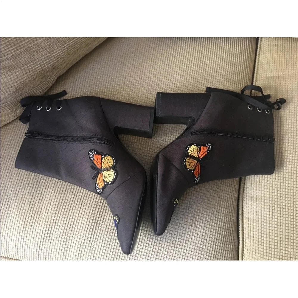 Asos Black embroidered flowers and butterflies ankle boots block heel size 8 - Picture 2 of 11